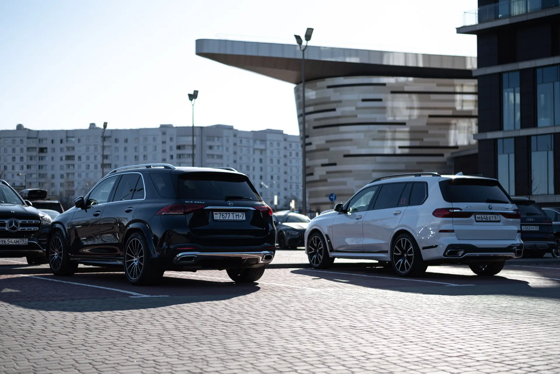 Modern SUV városi környezetben